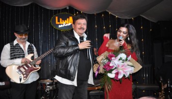 Doğum Gününü Sahnede Kutladı